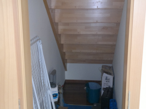 komora pod schodištěm
